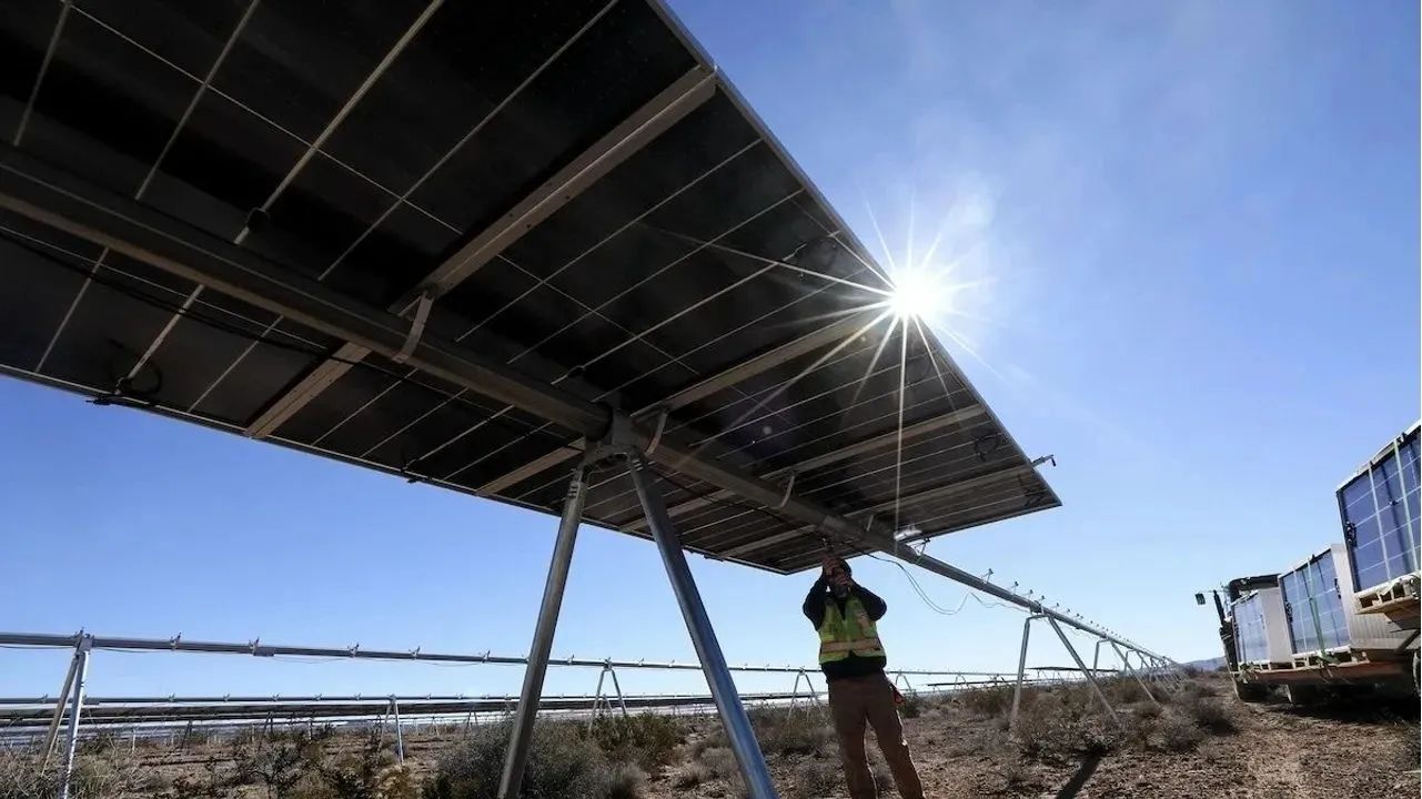 L’énergie solaire et les batteries domineront la capacité de production d’électricité aux États-Unis en 2024